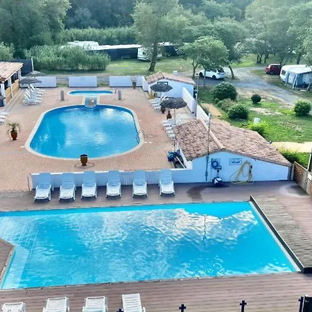 Mobil Avec Terrasse Pour 6 Personnes - Api-1-52-397 * Massillargues-Attuech