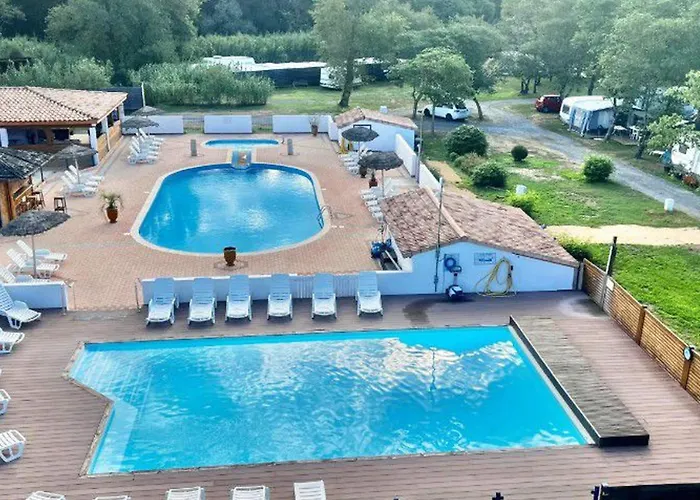 Mobil Avec Terrasse Pour 6 Personnes - Api-1-52-397 * Massillargues-Attuech